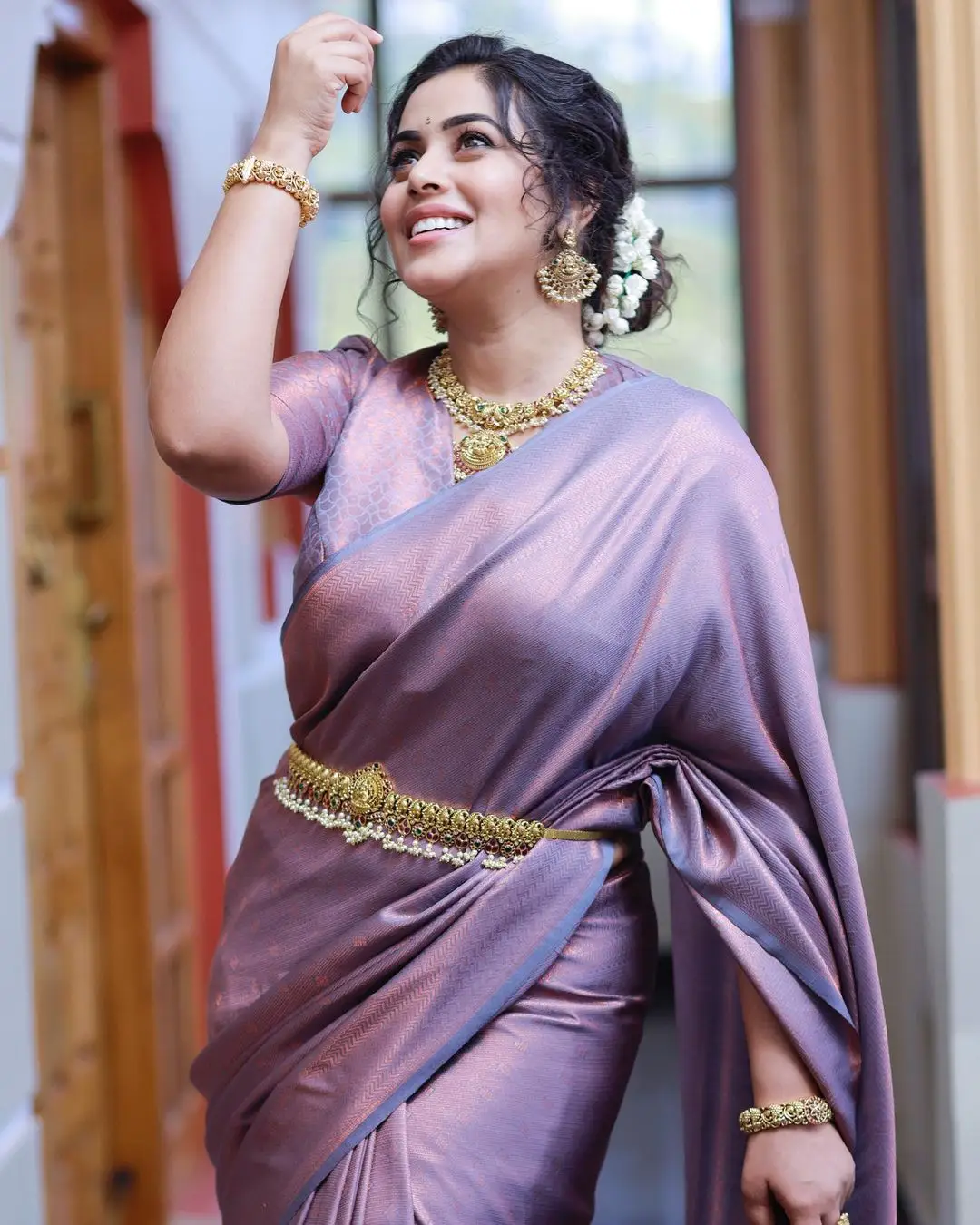 SHAMNA KASIM WEARING BEAUTIFUL JEWELLERY VIOLET SAREE 10